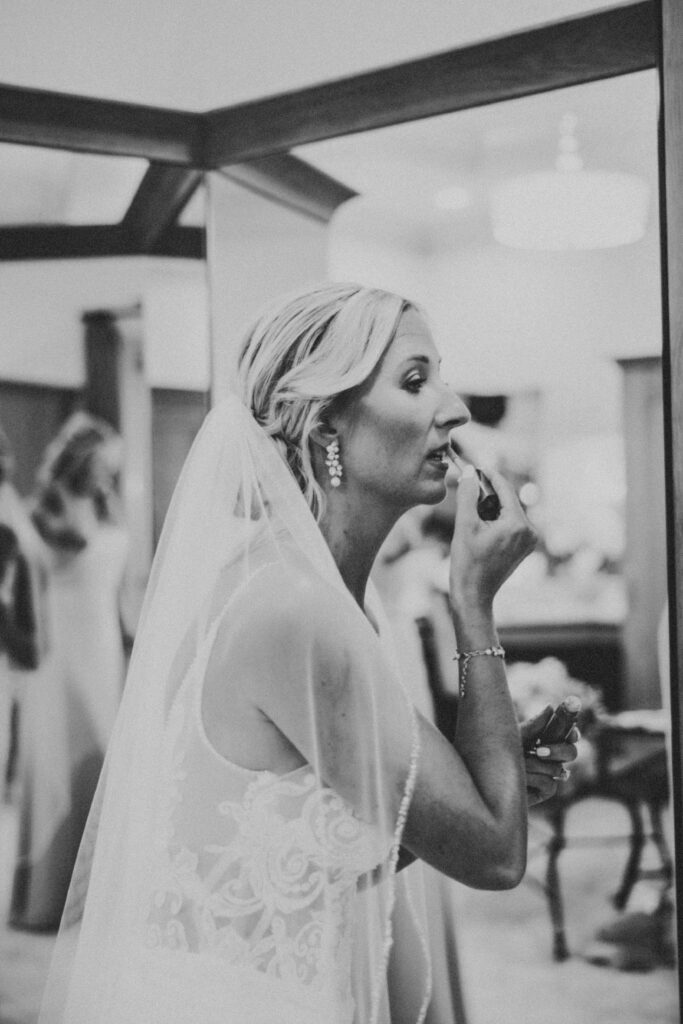 Bride preparing her makeup before her Shepherd's Hollow wedding | Shepherd's Hollow wedding photography